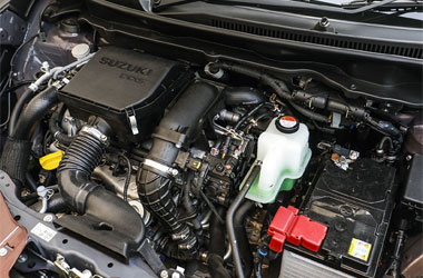 Mau Mesin Mobil Tampil Kinclong? Begini Teknik Mencuci yang Aman