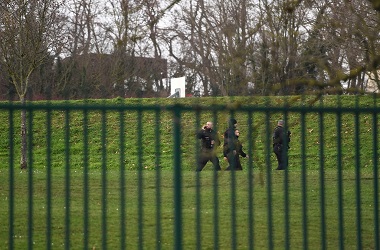 Tusuk Tiga Orang di Dekat Paris, Pria Ditembak Mati