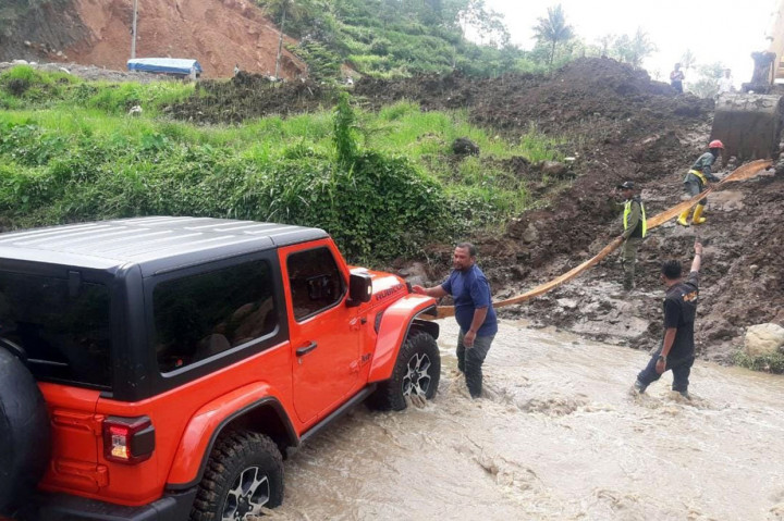 Jeep Wrangler Milik Bupati Karanganyar Gagal Seberangi Sungai