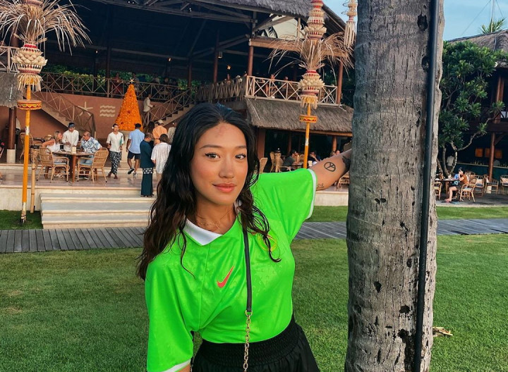 Aksi DJ Asal Korea Peggy Gou Punguti Sampah di Pantai Bali