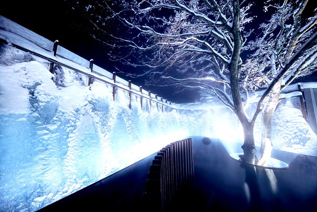 Uniknya, Permandian Terbuka dengan Pemandangan Air Terjun Es