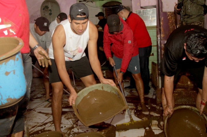 Sean Gelael Bantu Bersihkan Rumah Korban Banjir Jakarta