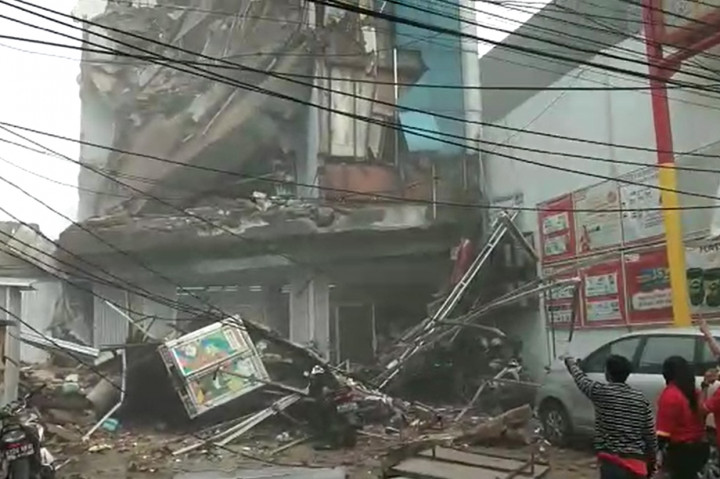 Gedung di Palmerah Jakbar Ambruk, 2 Orang Terluka