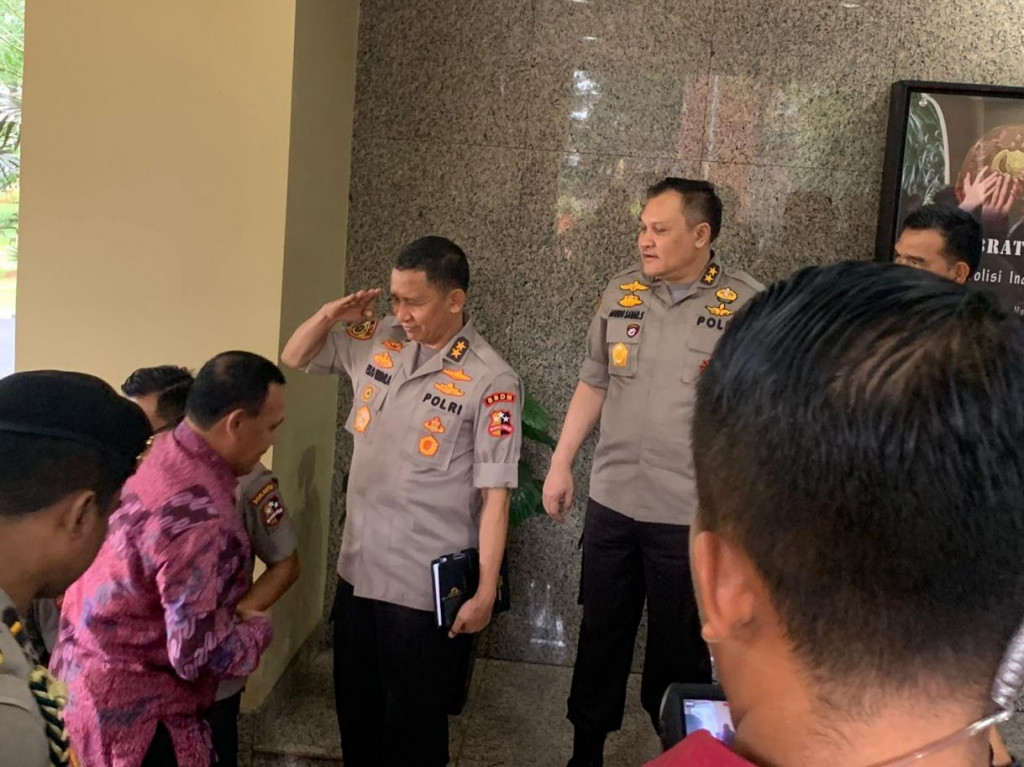 Ketua KPK, Firli Bahuri (memakai batik ungu) saat sowan ke Mabes Polri. Foto: Medcom.id/Cindy