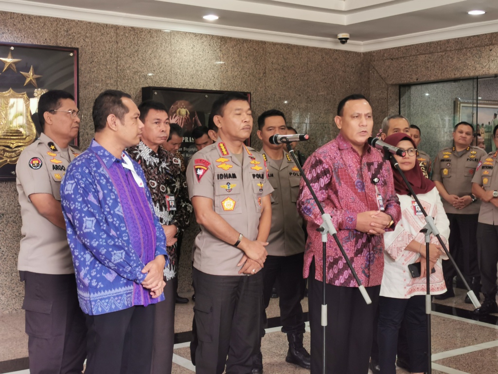 Ketua KPK Firli Bahuri (mengenakan batik ungu) didampingi Kapolri Jenderal Idham Azis. Foto: Medcom.id/Cindy