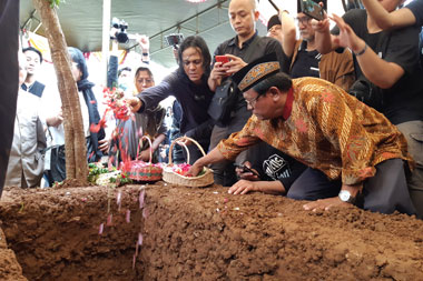 Ria Irawan telah Dimakamkan