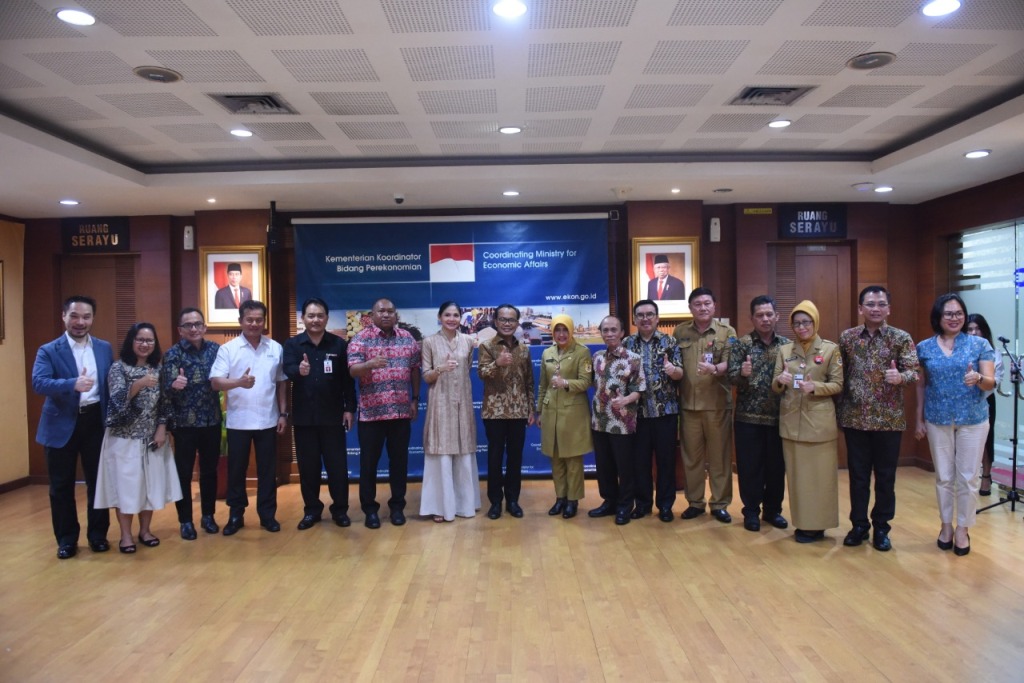 Penyerahan salinan PP kepada bupati dan Badan Usaha Pengusul KEK. Foto: Zaki/Humas Ekon.