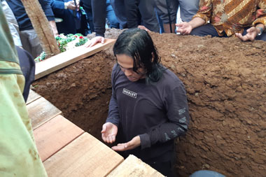 Ria Irawan Larang Suami Menangis