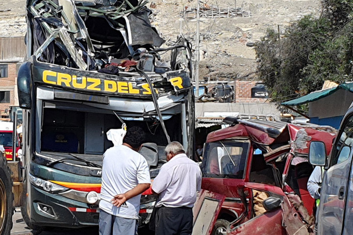 Bus Tingkat Tabrak Mobil Parkir, 14 Tewas