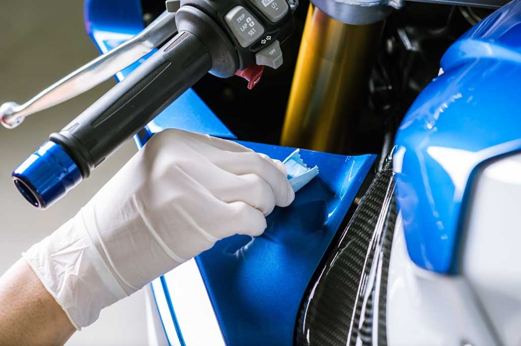 Jangan biarkan body sepeda motor menjadi kusam. Suzuki