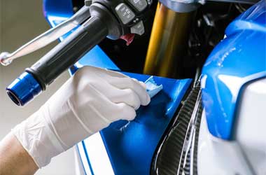 Trik Mudah Bikin Kinclong Bodi Motor yang Kusam