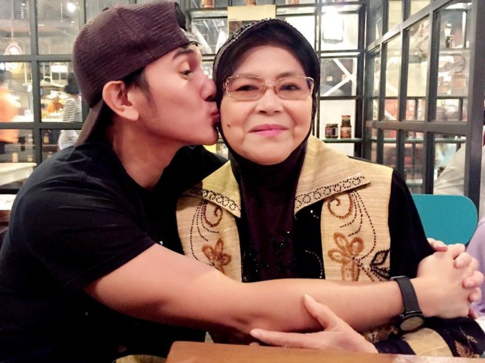 Ibunda Vino G. Bastian Meninggal