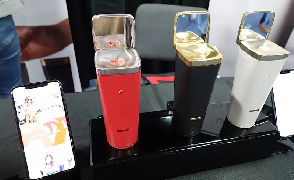  Gadget ini menciptakan lipstik, foundation atau produk perawatan kulit yang disesuaikan untuk siapapun yang ingin memilikinya.  (Foto: Dok. Theverge.com)