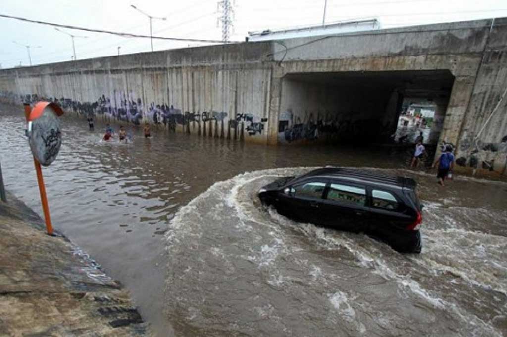 Segera keringkan rem mobil setelah melewati banjir. Dok. MI