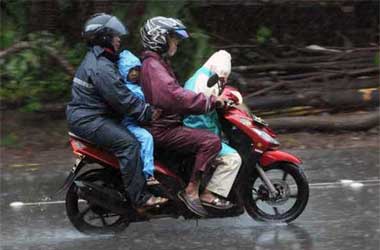 Bonceng si Kecil Waktu Hujan? Pahami Risikonya