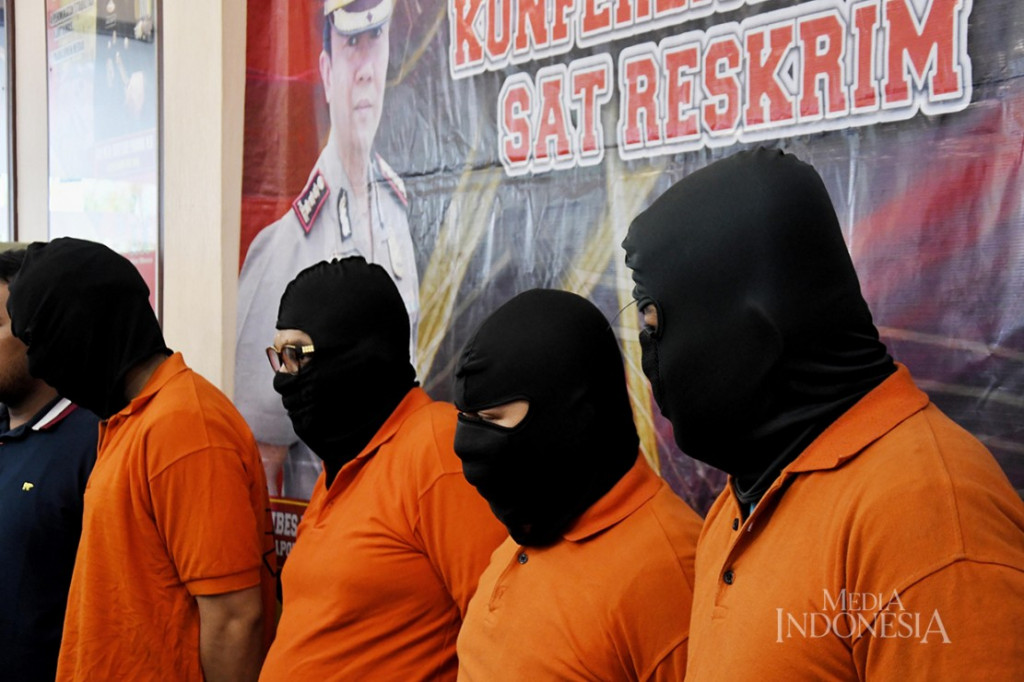 Polisi menangkap 3 orang pelaku penyedia senjata api yang dikoleksi oleh Abdul Malik, Rabu, 8 Januari 2020. Salah satu pelaku bernama Axel Djody Gondokusumo merupakan anak dari artis Ayu Azhari. MI/Andri Widyanto