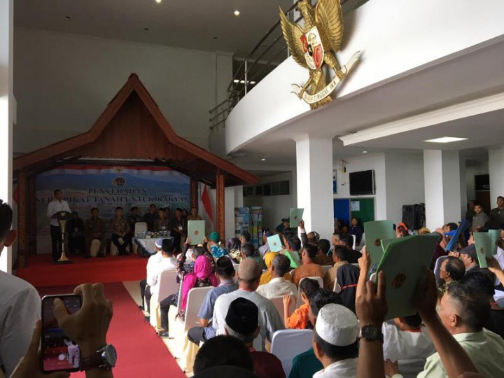 Presiden Jokowi Bagikan Sertifikat Tanah kepada Masyarakat Natuna