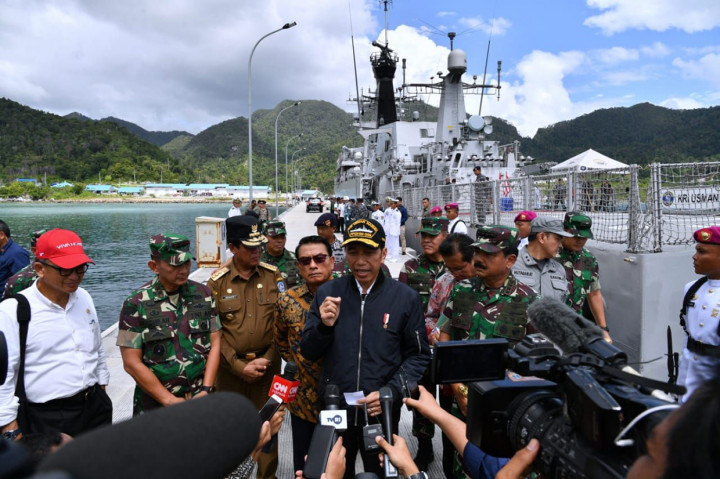 Jokowi Tinjau KRI di Pangkalan AL Terpadu Selat Lampa