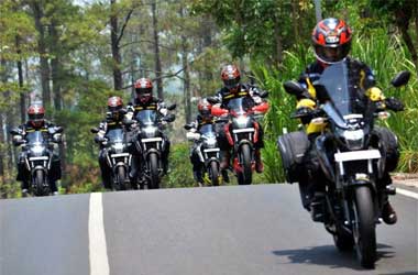 Pakai Earphone saat Mengendarai Motor? 'Haram'