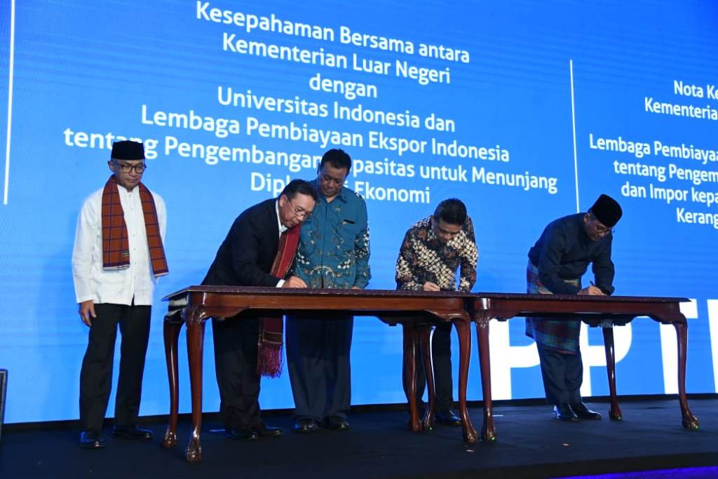 Eximbank memperkuat kerja sama kelembagaan melalui penandatanganan Nota Kesepahaman Bersama dengan Kementerian Luar Negeri (Kemenlu) dan Universitas Indonesia (UI). FOTO: Indonesia Eximbank