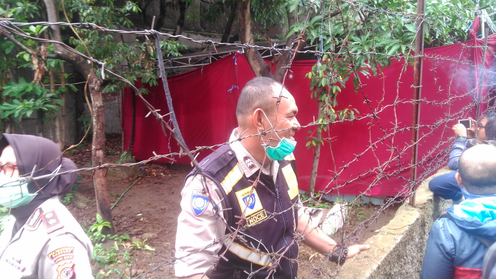 Makam Lina Jubaedah di Jalan Sekelimus, Kota Bandung, dilakukan pembongkaran oleh kepolisian (Foto: P. Aditya Prakasa)