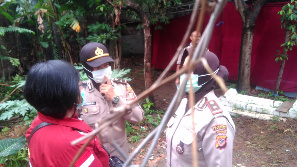 Makam Lina Jubaedah di Jalan Sekelimus, Kota Bandung, dilakukan pembongkaran oleh kepolisian (Foto: P. Aditya Prakasa)