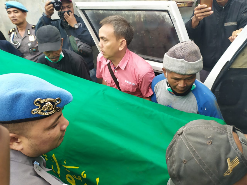 Jenazah Lina Jubaedah dibawa untuk dipindahkan ke tempat pemakaman di Nagrog, Ujungberung, Kota Bandung. (Medcom/P. Aditya Prakasa)