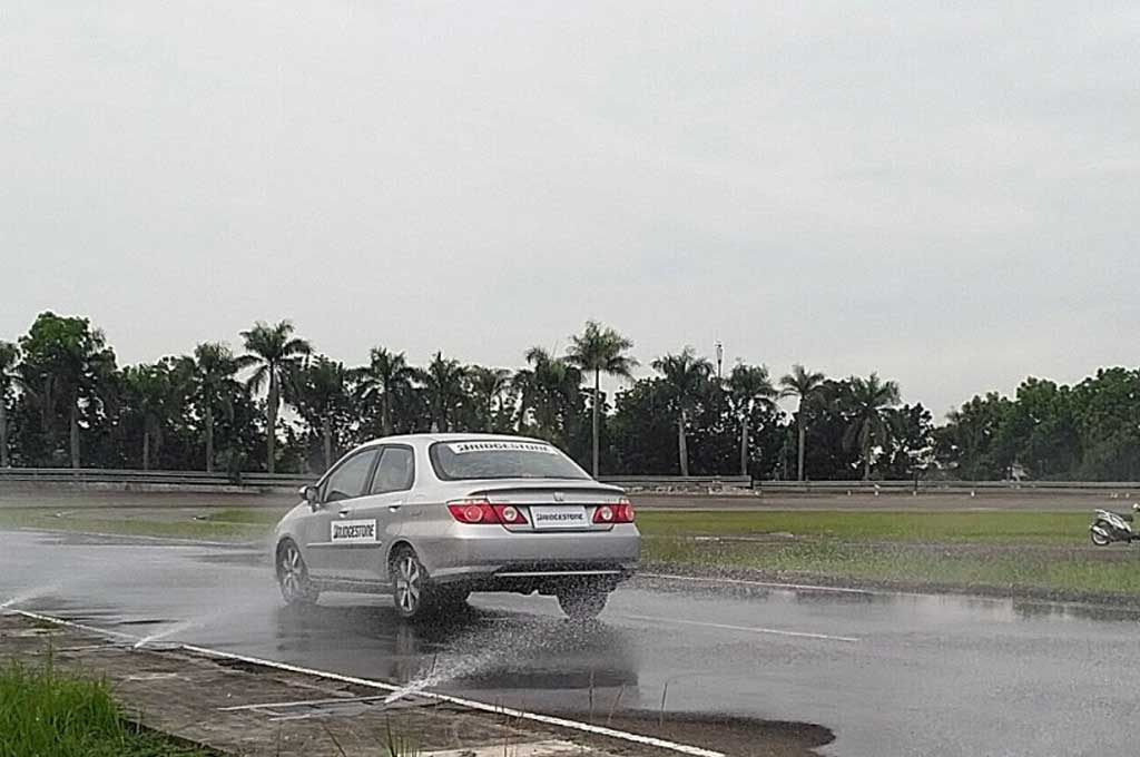Ban yang sudah botak akan kekurangan traksi ketika melakukan pengereman di jalanan basah. Forwot