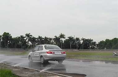 Ban Gundul? Perjauh Jarak Pengereman Mobil