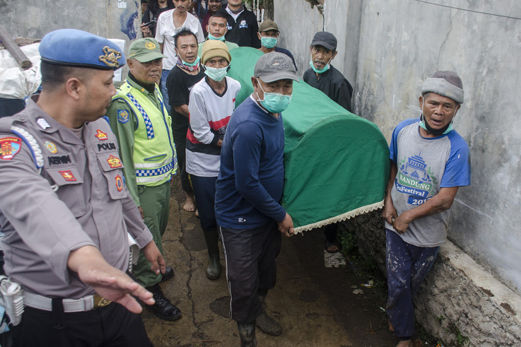 Polisi Bongkar Makam Mantan Istri Sule untuk Autopsi