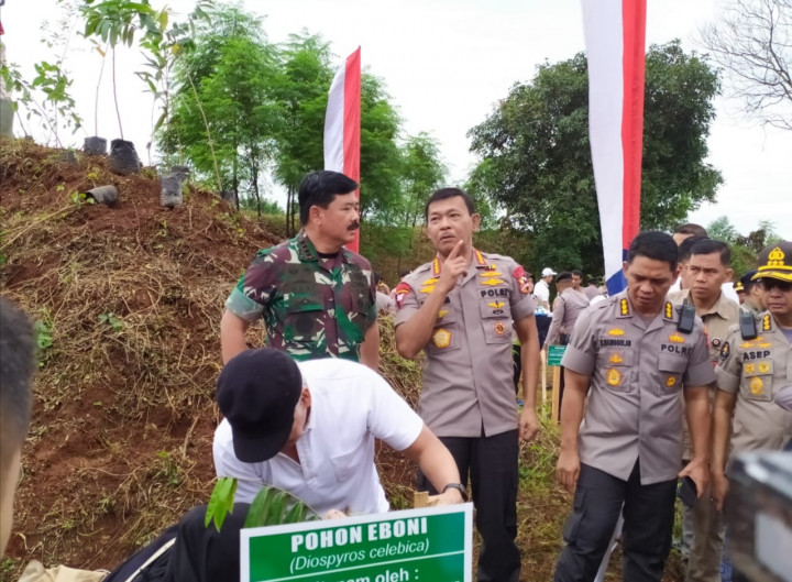 Polri Tanam 2.020 Pohon di Bogor