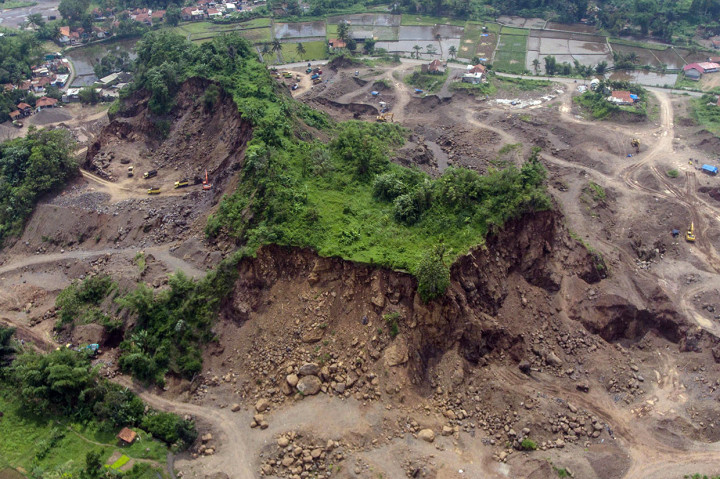 Tambang Pasir Ilegal di Tasikmalaya Bahayakan Lingkungan