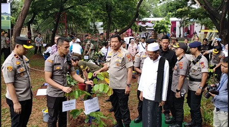 Kapolda Metro Jaya Irjen Nana Sudjana melakukan penanaman seribu pohon di Hutan Kota Kemayoran, Jakarta. Foto: Yurike Budiman/Medcom.id