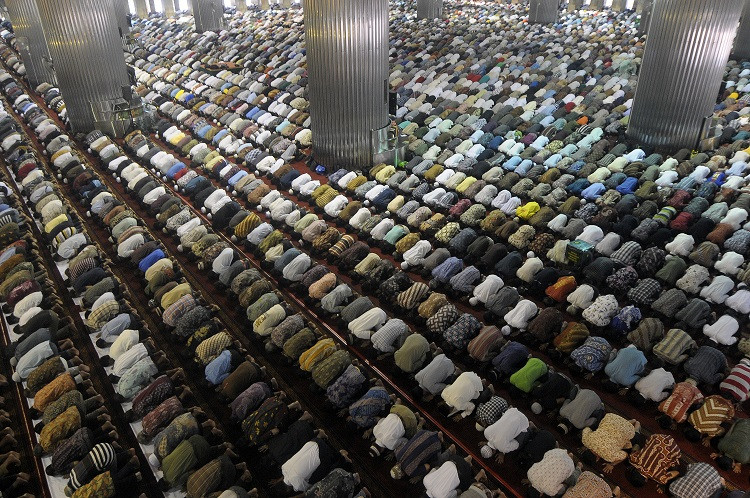 Sejumlah umat Muslim menuaikan salat Jumat di Masjid Istiqlal, Jakarta, Jumat (12/7)/ ANTARA FOTO/Zabur Karuru