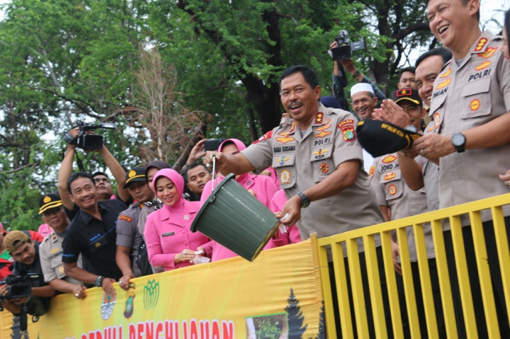 2.000 Bibit Ikan Disebar di Waduk Hutan Kemayoran