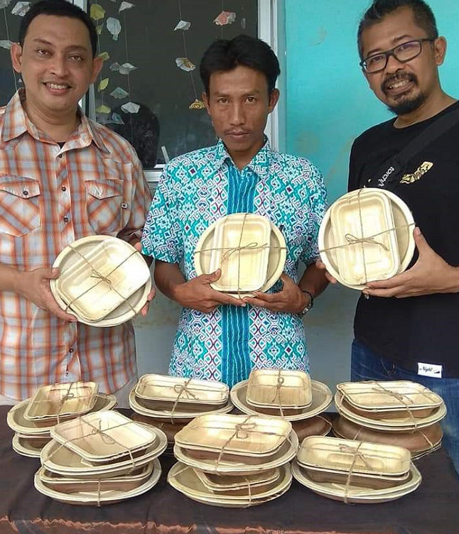  Bila hari ini baru mampu memproduksi piring dan kotak nasi, tidak lama lagi warga bisa membuat sendok, gelas, dan mangkok. (Foto: Dok. Istimewa)