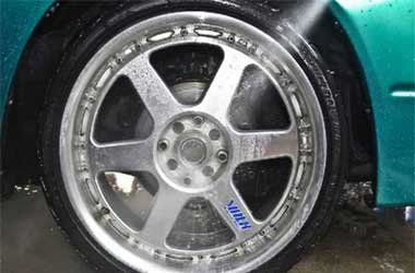 Trik Mudah Merawat Pelek Mobil agar Tetap Kinclong