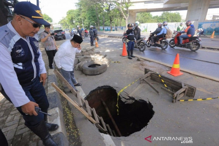 Jalan Daan Mogot Penghubung Tangerang-Jakarta Amblas