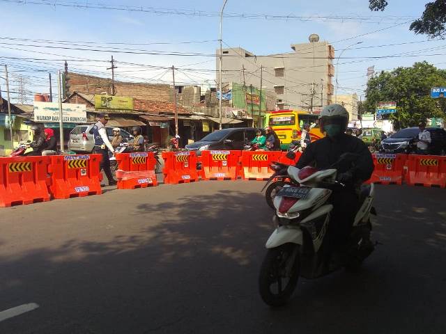 Petugas Rekayasa Lalu Lintas Jalan Daan Mogot yang Ambles