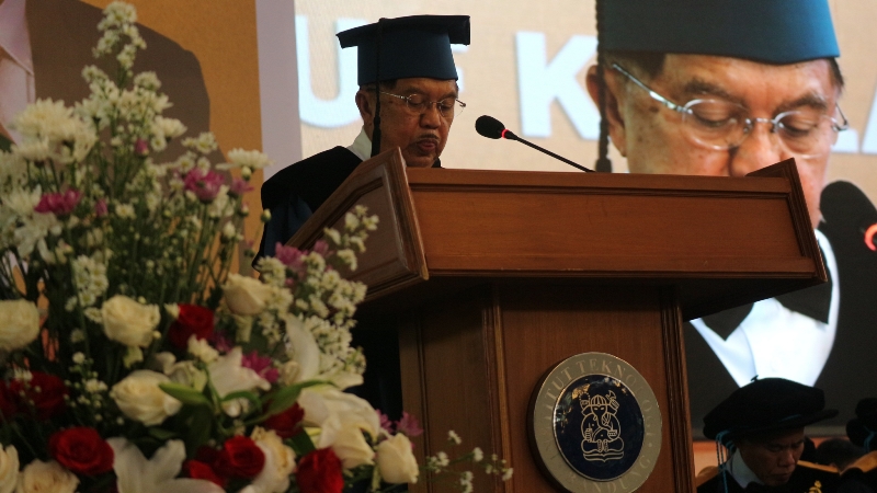 M. Jusuf Kalla saat memberikan sambutan usai menerima gelar kerhormatan Doktot Honoris Causa dari Institut Teknologi Bandung (ITB). Medcom.id/ Roni Kurniawan
