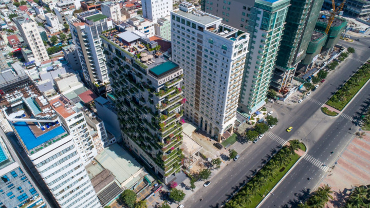 Hotel dengan Balkon Penuh Bunga di Vietnam