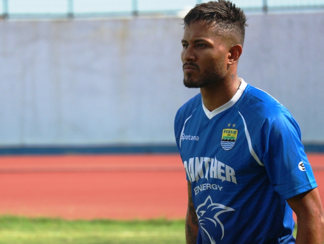 Persib Pantau Fisik Calon Pengganti Ezechiel N'Dousell