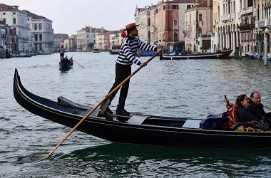 Dua Bulan usai Banjir, Kanal Venesia Hampir Kering