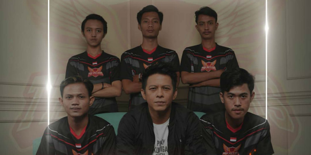 Personil divisi The Pillars Claymore bersama Ariel Noah selaku co-founder tim esports.