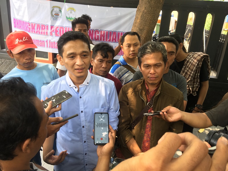 Ikhsan Aziz, 38, anggota MeMiles asal Bekasi, Jawa Barat, mendatangi Polda Jawa Timur. (Foto: Medcom.id/Amaluddin)