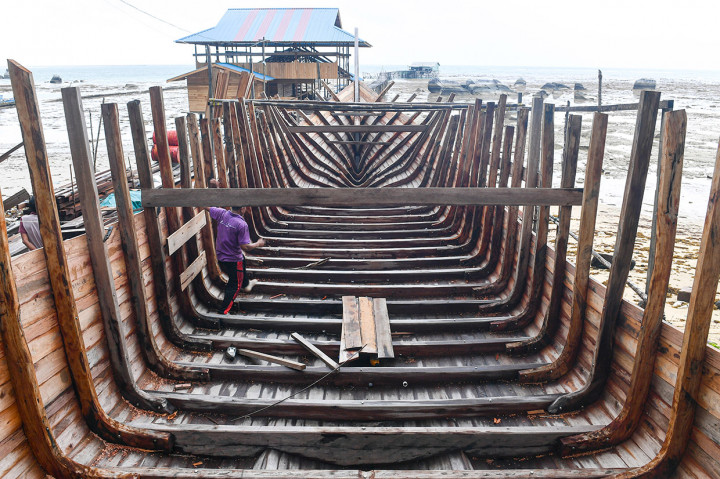 Melihat Pembuatan Kapal Motor di Natuna