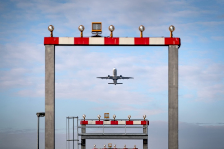 Pesawat Buang BBM di Lingkungan Warga, Siswa Terluka