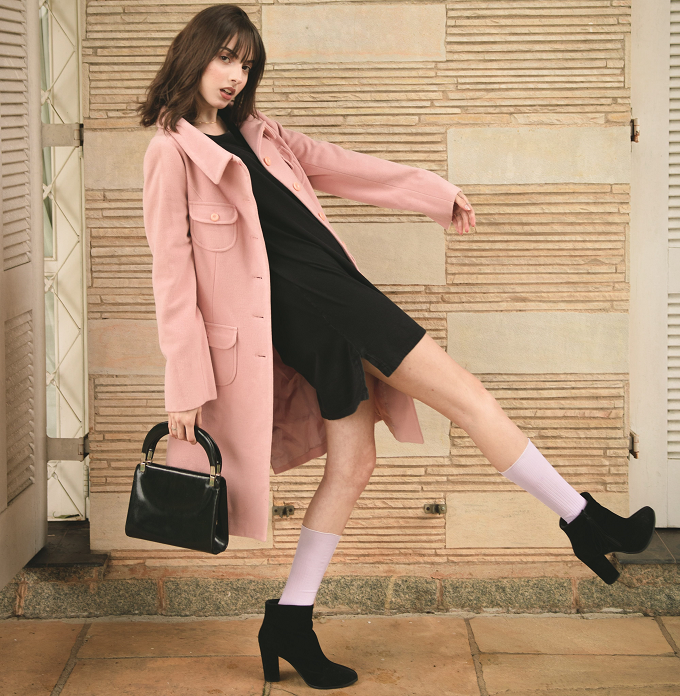 Blazer yang dipakai bisa dilepas dan diberikan aksesoris yang lebih meriah dan sepatu yang lebih stylish. (Foto: Pexels)