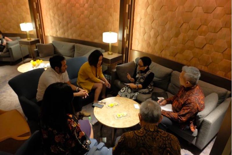 Menlu Retno Marsudi melakukan pertemuan dengan pelaku bisnis Vietnam. Foto: Dok. Kemenlu RI