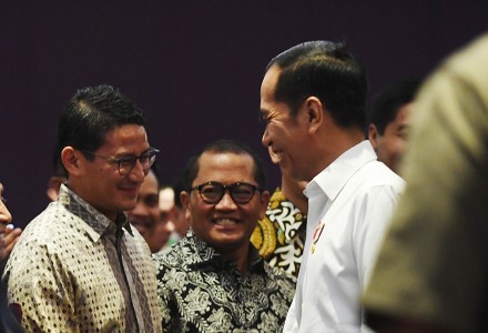 Presiden Joko Widodo (kanan) berbincang dengan mantan Ketua Umum HIPMI Sandiaga Uno (kiri) pada pelantikan BPP HIPMI 2019-2022 di Jakarta, Rabu, 15 Januari 2020. Foto: Antara/Akbar Nugroho Gumay